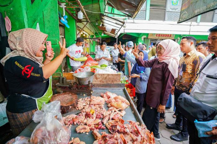 Meski Elektabilitas Unggul, Khofifah Tetap Blusukan ke Pasar Wadung Asri Meski Elektabilitas Unggul, Khofifah Tetap Blusukan ke Pasar Wadung Asri