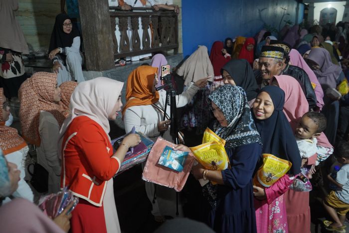Dikenal Loman Sejak Lama, Cawabup Mimik Idayana Buka Warling Gratis saat Perayaan Maulid Nabi Dikenal Loman Sejak Lama, Cawabup Mimik Idayana Buka Warling Gratis saat Perayaan Maulid Nabi