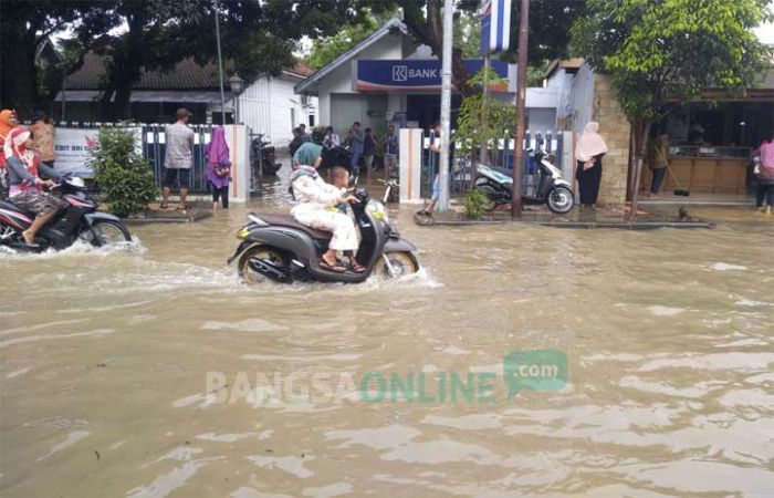 Jalan Antar Kecamatan di Bangilan Terendam Banjir Usai Diguyur Hujan Deras Jalan Antar Kecamatan di Bangilan Terendam Banjir Usai Diguyur Hujan Deras