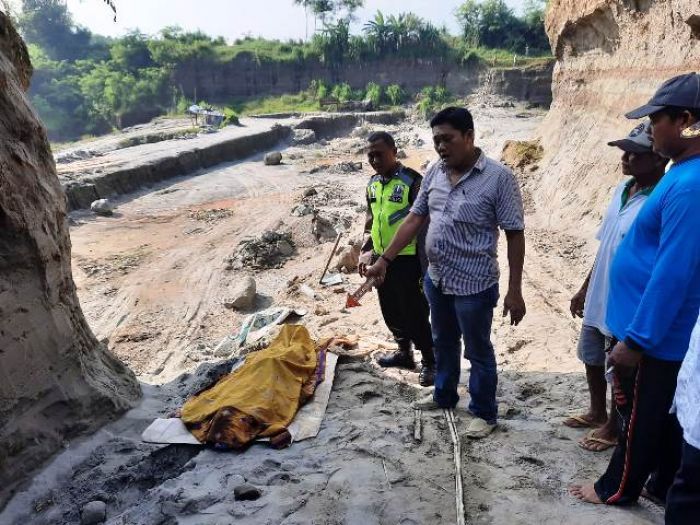Tiga Penambang Galian C Liar Kutorejo Tertimbun, Satu Tewas, Dua Selamat Tiga Penambang Galian C Liar Kutorejo Tertimbun, Satu Tewas, Dua Selamat