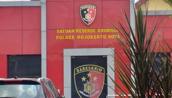 Warga Desa Pagerluyung Laporkan Mantan Kepala Dusun ke Polres Mojokerto Kota Warga Desa Pagerluyung Laporkan Mantan Kepala Dusun ke Polres Mojokerto Kota