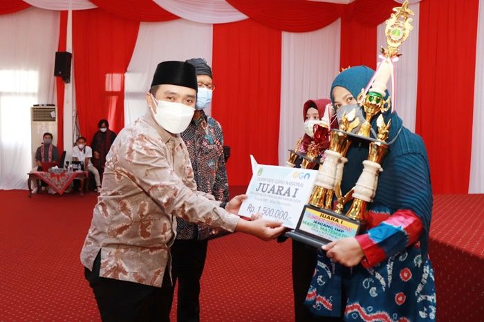 Apresiasi Bakat Pelajar Kota Pasuruan, Gus Ipul Serahkan Hadiah Lomba Social Media Tradisional Dance