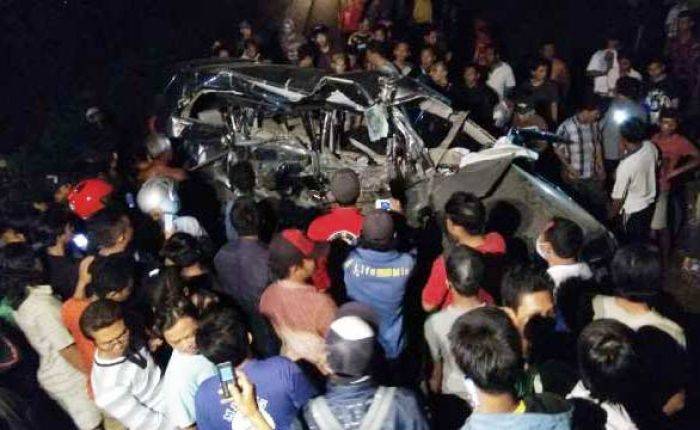 KA Dhoho Seruduk Innova di Perlintasan Desa Gilang Sidoarjo: 4 Tewas, 2 Kritis KA Dhoho Seruduk Innova di Perlintasan Desa Gilang Sidoarjo: 4 Tewas, 2 Kritis