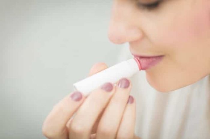 Manfaat Mengoleskan Lip Balm SPF Pada Bibir Manfaat Mengoleskan Lip Balm SPF Pada Bibir
