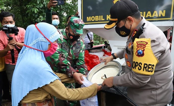 Gunakan Mobil Jimpitan, Polres Mojokerto Bagikan Beras ke Warga Sumber Girang