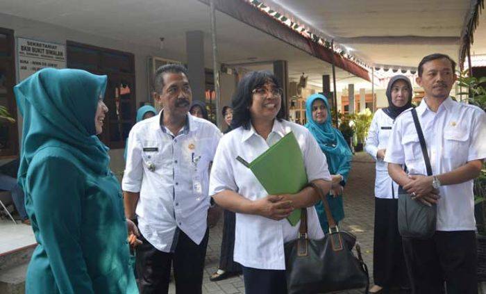 Tim Penilai Lomba Kelurahan Siaga Aktif Tingkat Provinsi Kagum dengan Kelurahan Gending Tim Penilai Lomba Kelurahan Siaga Aktif Tingkat Provinsi Kagum dengan Kelurahan Gending
