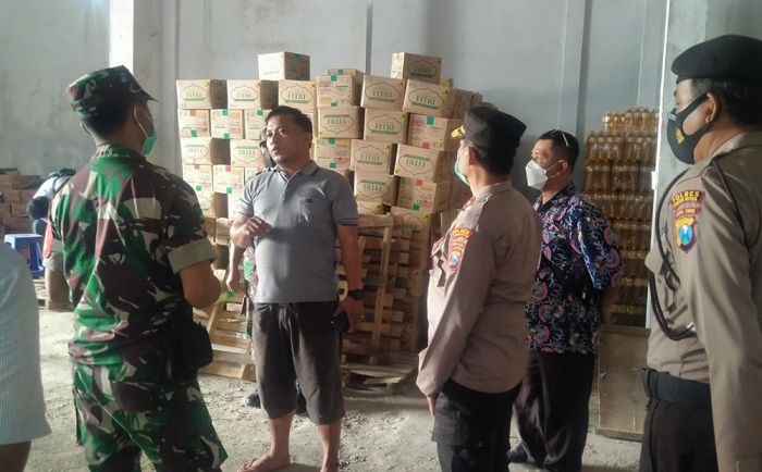 Sidak, Petugas Gabungan di Mojoroto Kediri Temukan Minyak Goreng yang Ditimbun Sidak, Petugas Gabungan di Mojoroto Kediri Temukan Minyak Goreng yang Ditimbun
