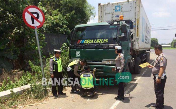 Truk Parkir di Ring Road Mojoagung Kurangi Pendapatan Terminal Kargo Jombang, Polisi Turun Tangan Truk Parkir di Ring Road Mojoagung Kurangi Pendapatan Terminal Kargo Jombang, Polisi Turun Tangan