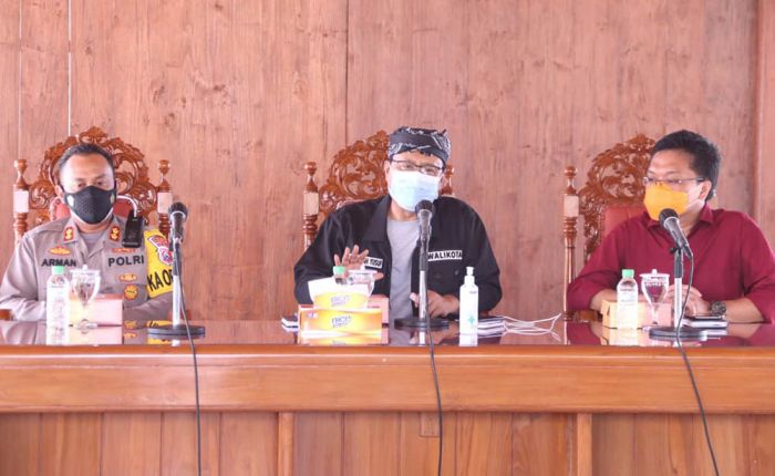 Pemkot Pasuruan Sanksi Kepala Sekolah dan Pegawai RSUD yang Viral Karena Berjoget di Warung Pemkot Pasuruan Sanksi Kepala Sekolah dan Pegawai RSUD yang Viral Karena Berjoget di Warung