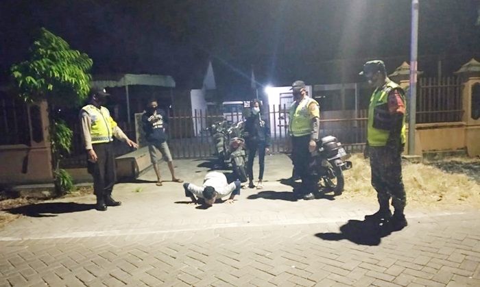 TNI-Polri di Ngawi Tak Lelah Patroli Kampanyekan Prokes Covid-19 TNI-Polri di Ngawi Tak Lelah Patroli Kampanyekan Prokes Covid-19