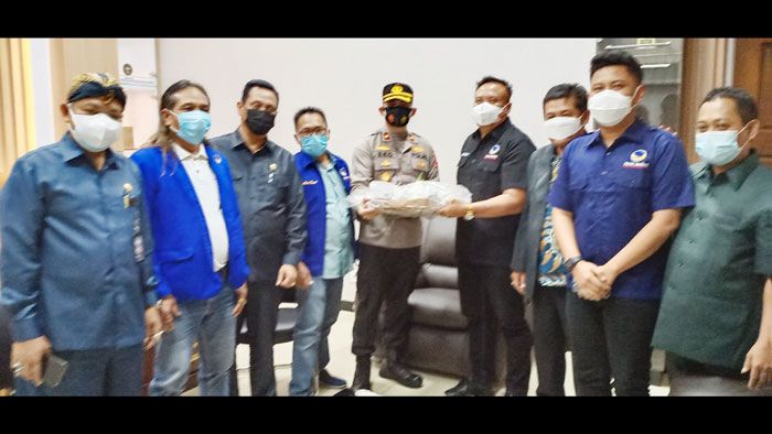 Bangun Sinergitas, Ketua Nasdem Gresik Ucapkan HUT ke-75 Polri Sambil Bawa Tumpeng ke Mapolres Bangun Sinergitas, Ketua Nasdem Gresik Ucapkan HUT ke-75 Polri Sambil Bawa Tumpeng ke Mapolres
