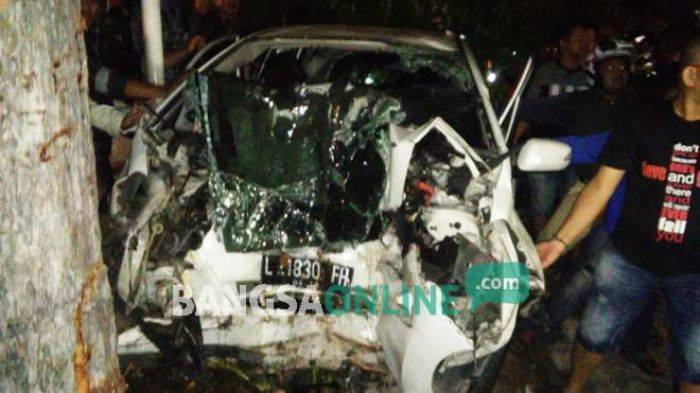 Kecelakaan Honda Jazz Menabrak Pohon di Jalan Ahmad Yani Surabaya, 1 Tewas
