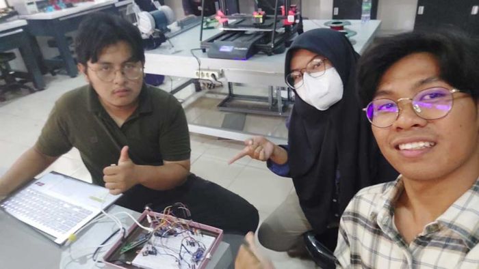 Hebat, Mahasiswa ITS Ciptakan Gelang Sensor Pintar untuk Cegah Kecelakaan Kerja Hebat, Mahasiswa ITS Ciptakan Gelang Sensor Pintar untuk Cegah Kecelakaan Kerja