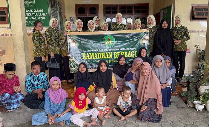 Pengurus IAD Daerah Kabupaten Kediri Beri Bingkisan Lebaran untuk Anak Yatim Pengurus IAD Daerah Kabupaten Kediri Beri Bingkisan Lebaran untuk Anak Yatim