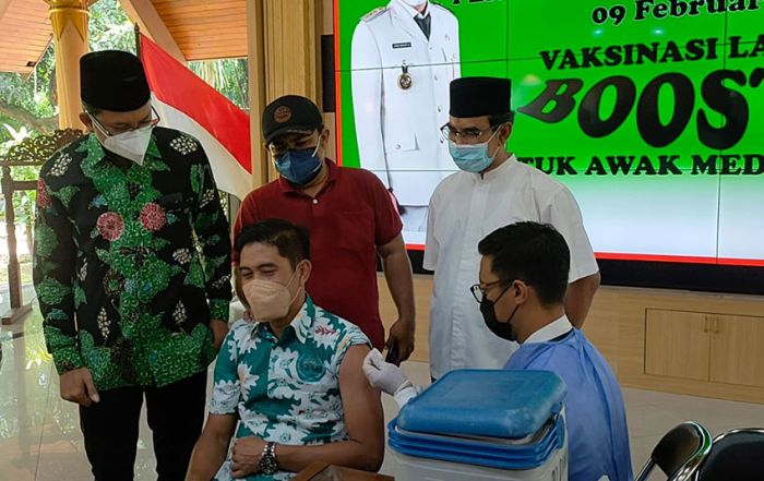 Peringati HPN 2022, Wartawan di Sidoarjo Jalani Vaksinasi Booster Peringati HPN 2022, Wartawan di Sidoarjo Jalani Vaksinasi Booster