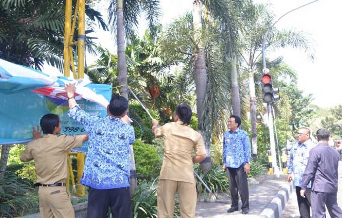 Bupati Sambari Turun Langsung Tertibkan Reklame Liar Bupati Sambari Turun Langsung Tertibkan Reklame Liar