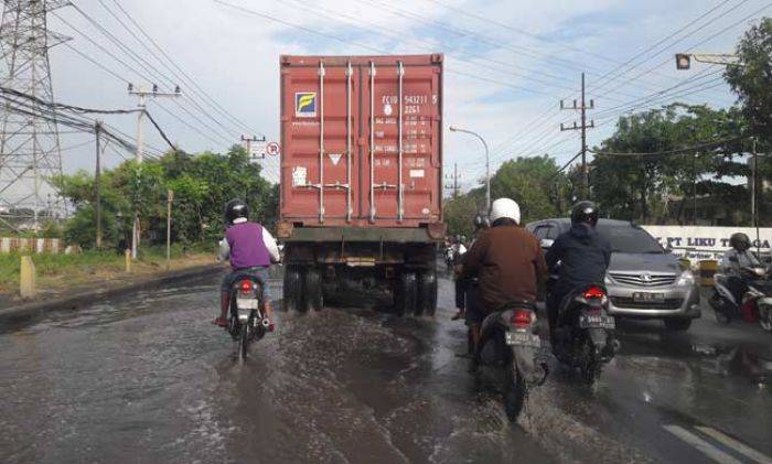 Drainase Mampet, Jalan Raya Sukomulyo Gresik Banjir Drainase Mampet, Jalan Raya Sukomulyo Gresik Banjir