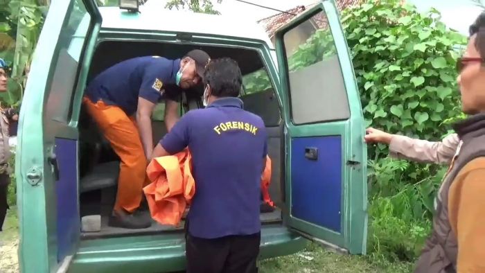 Selidiki Kematian, Polres Ngawi Bongkar Kuburan Bayi Hasil Hubungan Gelap Selidiki Kematian, Polres Ngawi Bongkar Kuburan Bayi Hasil Hubungan Gelap