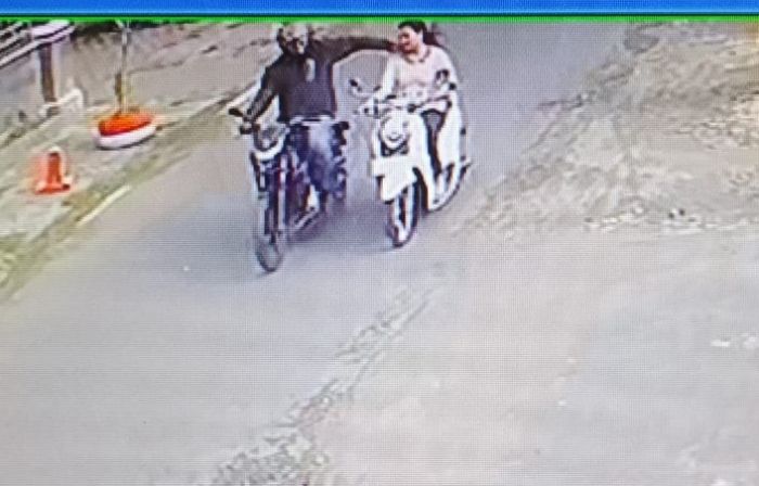 Terekam CCTV, Istri Anggota DPRD Blitar Jadi Korban Jambret saat Berkendara Terekam CCTV, Istri Anggota DPRD Blitar Jadi Korban Jambret saat Berkendara