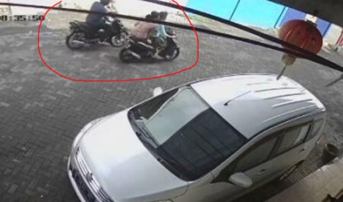Aksi Penjambret di Probolinggo Terekam CCTV, Incar Emak-emak Aksi Penjambret di Probolinggo Terekam CCTV, Incar Emak-emak