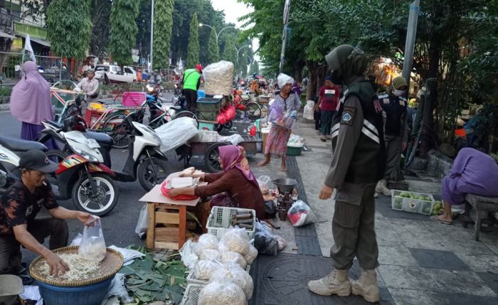 Satpol PP Gresik Tertibkan Pedagang di Trotoar Depan Pasar Baru