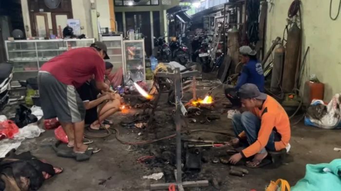 Jasa Bakar Kepala Kurban di Lamongan Diserbu Warga, Empat Tungku Tak Cukup