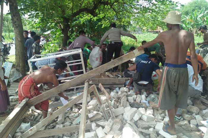 Toko Pupuk di Panglemah Pamekasan Ambruk, 4 Orang Luka-luka Toko Pupuk di Panglemah Pamekasan Ambruk, 4 Orang Luka-luka