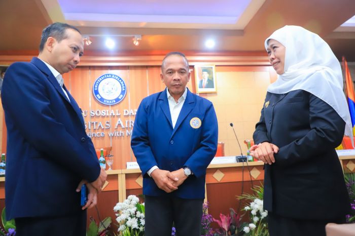 Gubernur Khofifah Hadiri Sidang Doktoral Kapolda Jabar di Unair, Turut Apresiasi Desertasi