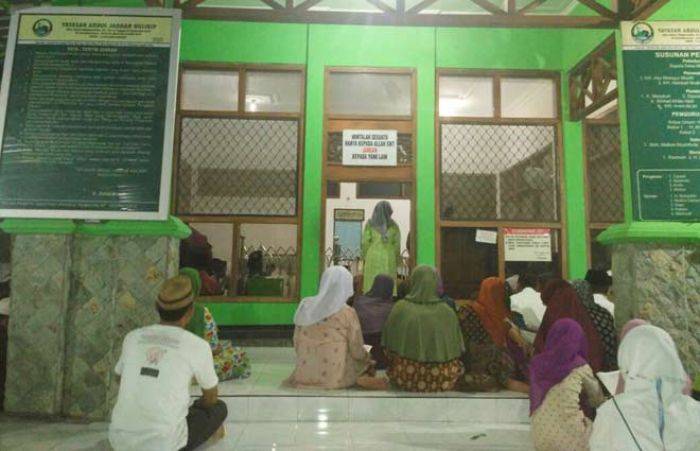 Malam Haul mbah Abdul Jabar Singgahan Dijubeli Ribuan Peziarah Malam Haul mbah Abdul Jabar Singgahan Dijubeli Ribuan Peziarah