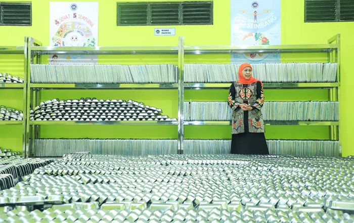 Gubernur Khofifah Tinjau Distribusi Tambahan Peralatan MBG di SPPG Ponpes Al Anwar Bangkalan