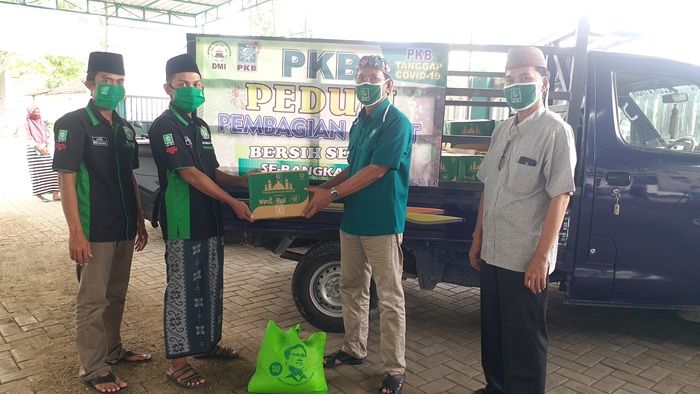 Gandeng DMI, PKB Bangkalan Serahkan 1.000 Pembersih Lantai ke Masjid dan Surau Gandeng DMI, PKB Bangkalan Serahkan 1.000 Pembersih Lantai ke Masjid dan Surau