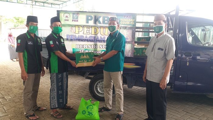 ​Gandeng DMI, PKB Bangkalan Serahkan 1.000 Pembersih Lantai ke Masjid dan Surau