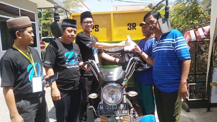 PLN Pamekasan Bagikan 1.350 Bungkus Daging Kurban PLN Pamekasan Bagikan 1.350 Bungkus Daging Kurban