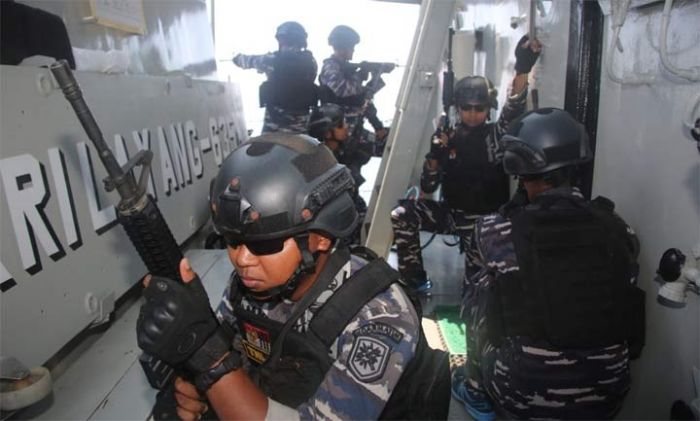 Di Tengah Laut, Satgas Latma Cassowary Excercise Laksanakan Latihan Pembebasan Kapal
