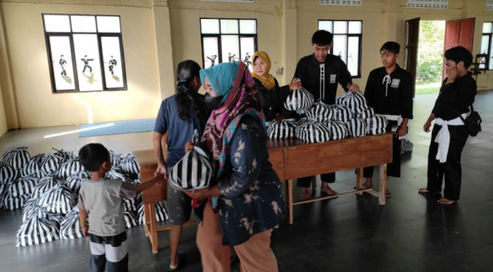 Ramadan Penuh Berkah, PSHT Kota Kediri Gelar Baksos Bagikan Sembako pada Warga Ramadan Penuh Berkah, PSHT Kota Kediri Gelar Baksos Bagikan Sembako pada Warga