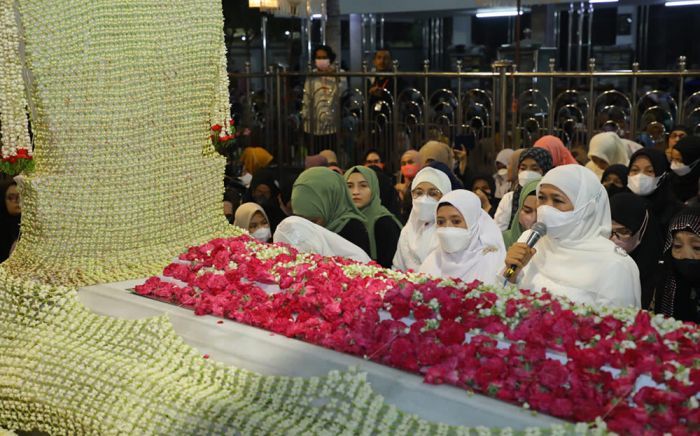 Dzikir dan Doa Khusuk di Haul Agung Sunan Ampel, Khofifah Ungkap Lima Ajarannya Dzikir dan Doa Khusuk di Haul Agung Sunan Ampel, Khofifah Ungkap Lima Ajarannya