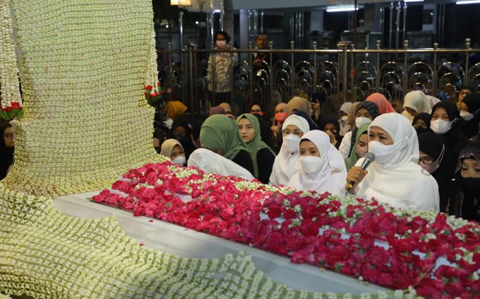 Dzikir dan Doa Khusuk di Haul Agung Sunan Ampel, Khofifah Ungkap Lima Ajarannya