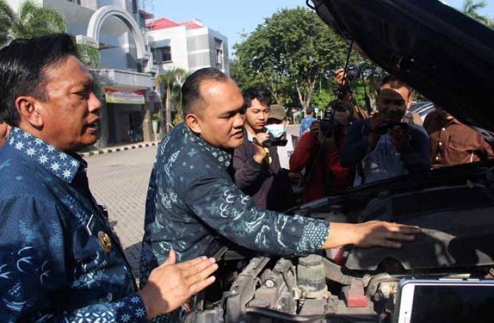 Bupati Sambari Periksa Mobil Dinas Pejabat