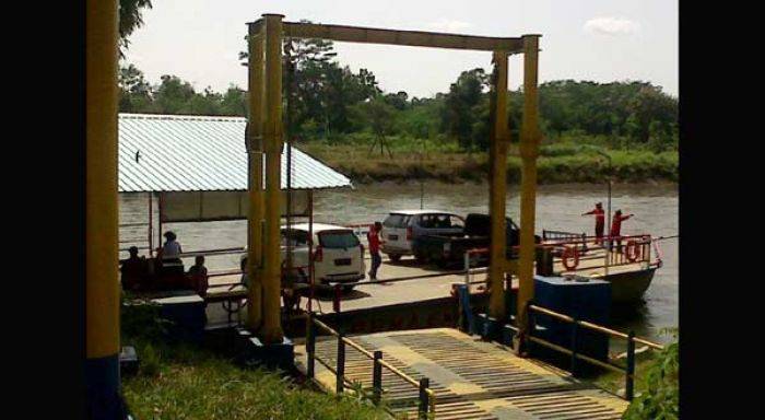 Penyeberangan Sungai Brantas di Tulungagung, tak Dilengkapi Asuransi Penyeberangan Sungai Brantas di Tulungagung, tak Dilengkapi Asuransi
