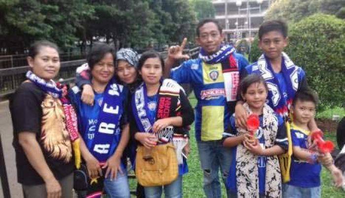 Satu Keluarga asal Malang Ini Rela ke Jakarta Demi Arema Cronus