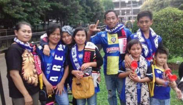 Satu Keluarga asal Malang Ini Rela ke Jakarta Demi Arema Cronus Satu Keluarga asal Malang Ini Rela ke Jakarta Demi Arema Cronus