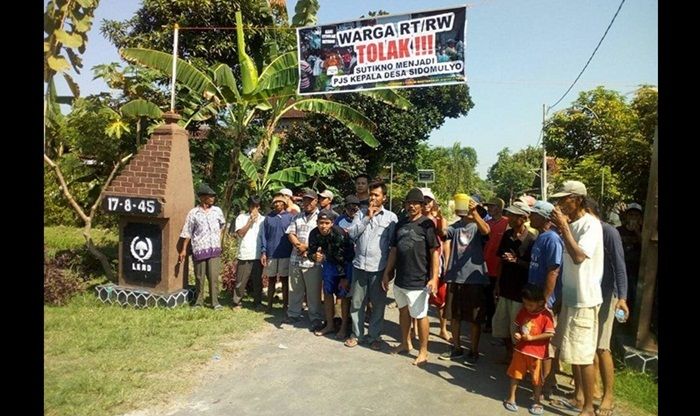 Warga Sidomulyo Madiun Pasang Spanduk Penolakan Sutikno Sebagai Pj Kades Warga Sidomulyo Madiun Pasang Spanduk Penolakan Sutikno Sebagai Pj Kades