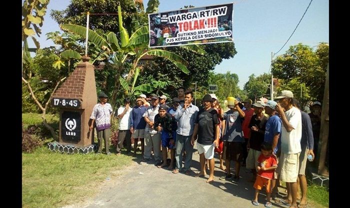 Warga Sidomulyo Madiun Pasang Spanduk Penolakan Sutikno Sebagai Pj Kades 