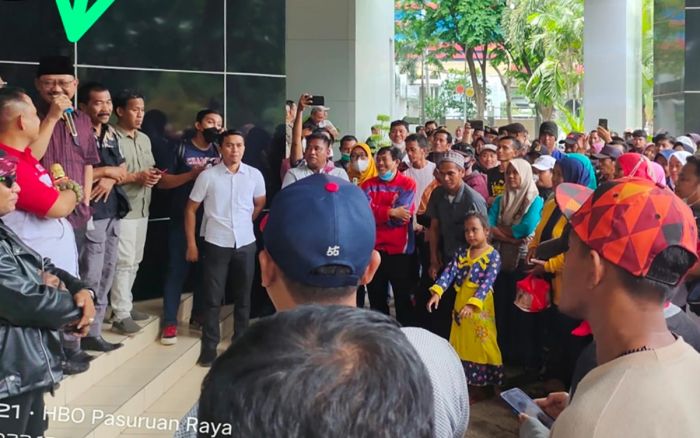 Rebutan Limbah Avalan PT King Jim, Ratusan Emak-Emak Unjuk Rasa ke Kantor DPRD Pasuruan Rebutan Limbah Avalan PT King Jim, Ratusan Emak-Emak Unjuk Rasa ke Kantor DPRD Pasuruan
