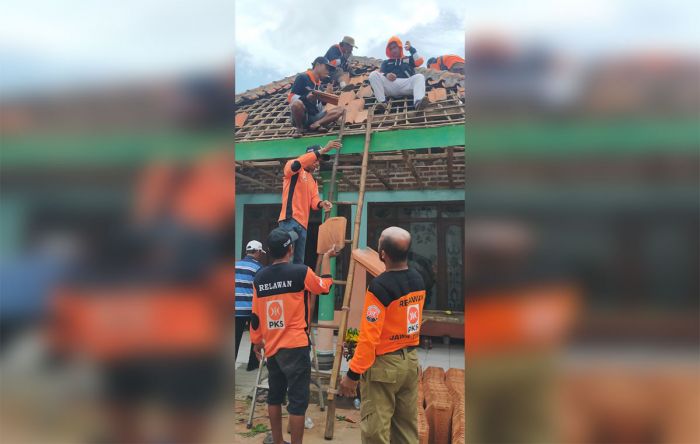PKS Bantu Material Genteng dan Tenaga Relawan untuk Benahi Rumah Warga Korban PKS Bantu Material Genteng dan Tenaga Relawan untuk Benahi Rumah Warga Korban