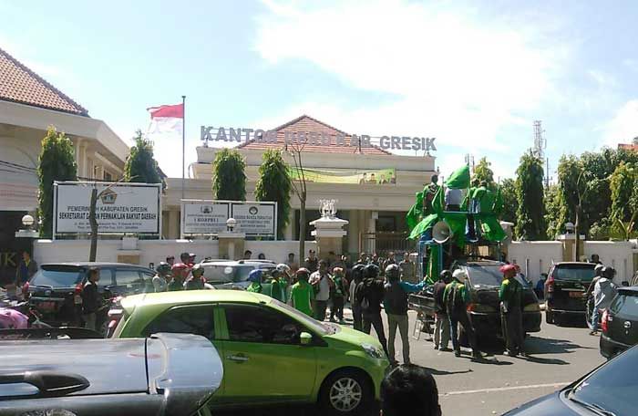 Tuntut 3 Temannya Dipekerjakan Lagi, Ratusan Buruh SCR Gresik Demo ke DPRD Tuntut 3 Temannya Dipekerjakan Lagi, Ratusan Buruh SCR Gresik Demo ke DPRD