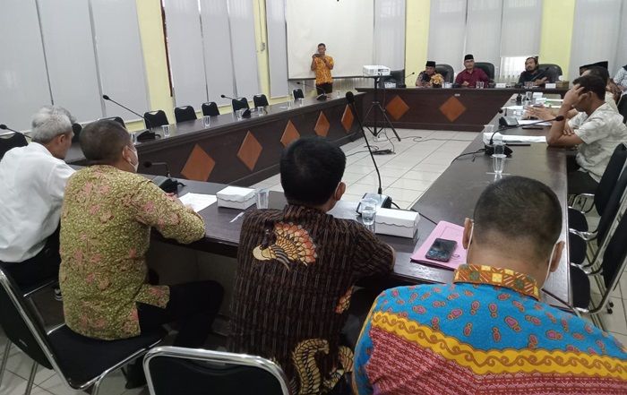 Pembahasan R-APBD Bangkalan 2021 Alot, Timgar dan Banggar DPRD Gelar Rapat Tertutup Pembahasan R-APBD Bangkalan 2021 Alot, Timgar dan Banggar DPRD Gelar Rapat Tertutup