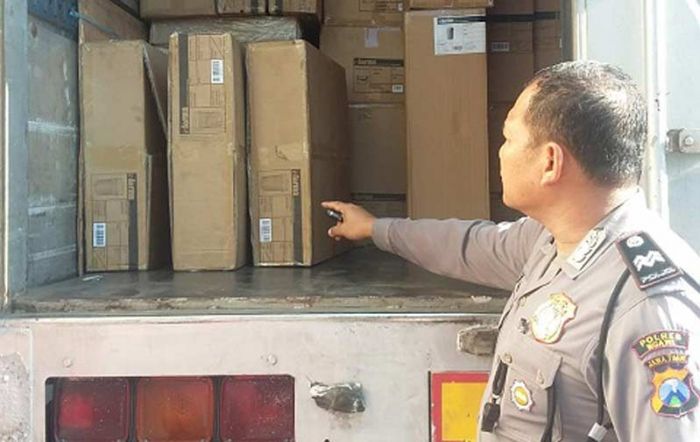 Truk Tronton Muat Jam Dinding Digarong Pencuri Truk Tronton Muat Jam Dinding Digarong Pencuri