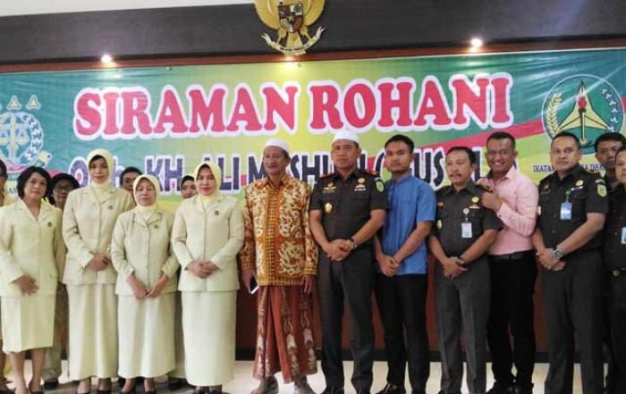 Keluarga Besar Kejari Sidoarjo Dapat Siraman Rohani KH Agus Ali Masyhuri Keluarga Besar Kejari Sidoarjo Dapat Siraman Rohani KH Agus Ali Masyhuri