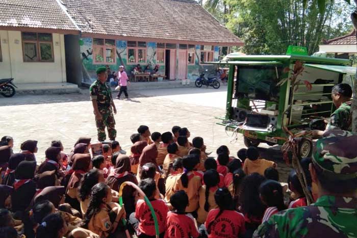 Simokos Sambangi Ratusan Siswa-siswi SDN Pudak Wetan Ponorogo Simokos Sambangi Ratusan Siswa-siswi SDN Pudak Wetan Ponorogo